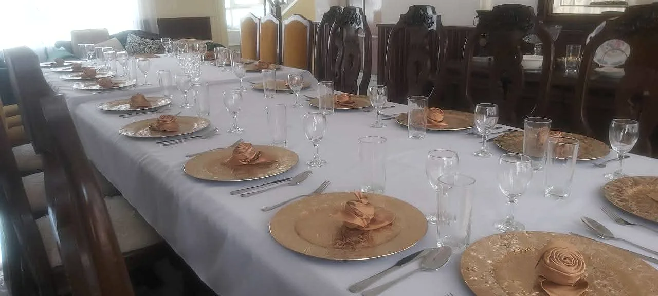 Mesa larga vestida de blanco y dorado para un evento elegante