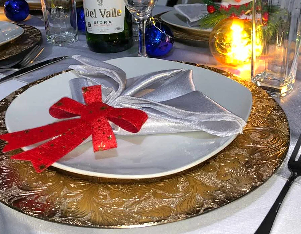Detalle cercano de un plato decorado junto a luces cálidas