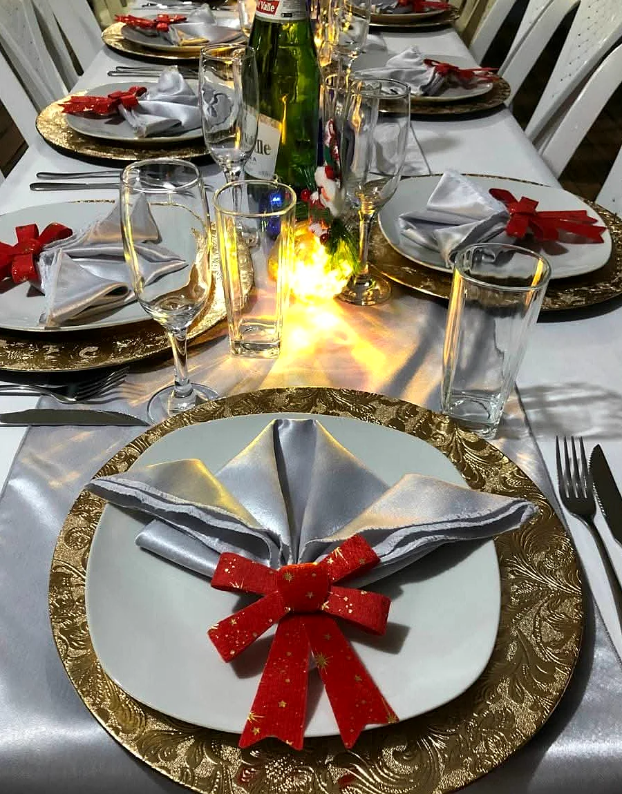 Mesa decorada para celebración con vajilla dorada y detalles festivos